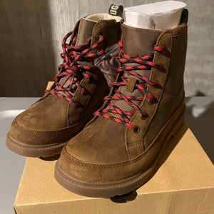 New Ugg boots never worn.